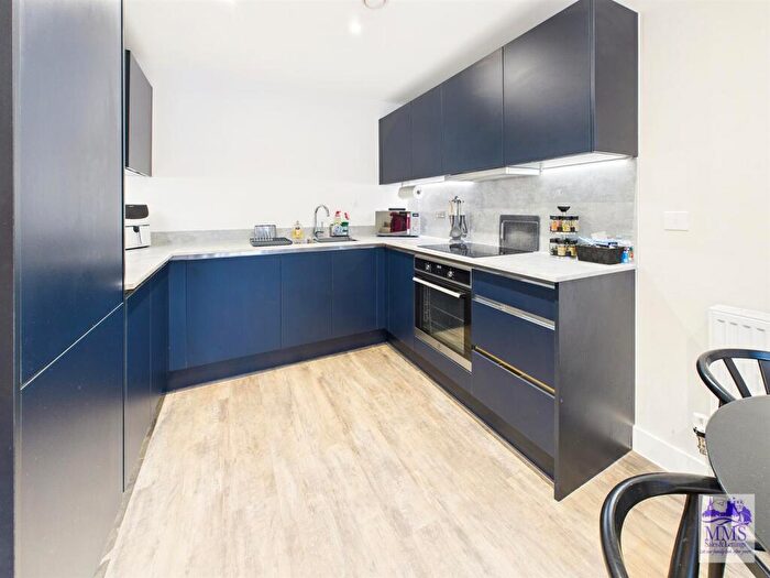 2 Bedroom Flat For Sale In Glenway Road, Rochester, ME1