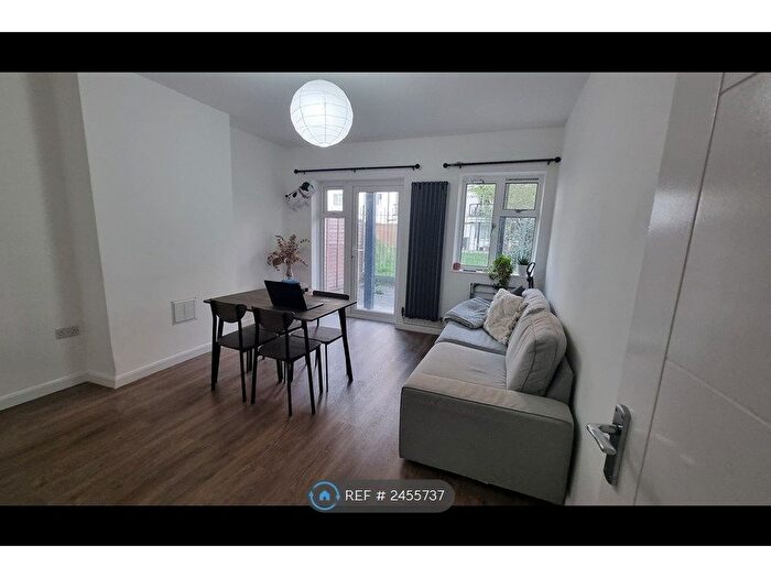 2 Bedroom Flat To Rent In Brinsley House, London, E1
