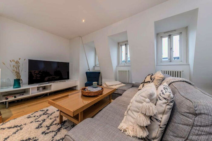 3 Bedroom Apartment To Rent In Upper Street, London, N1