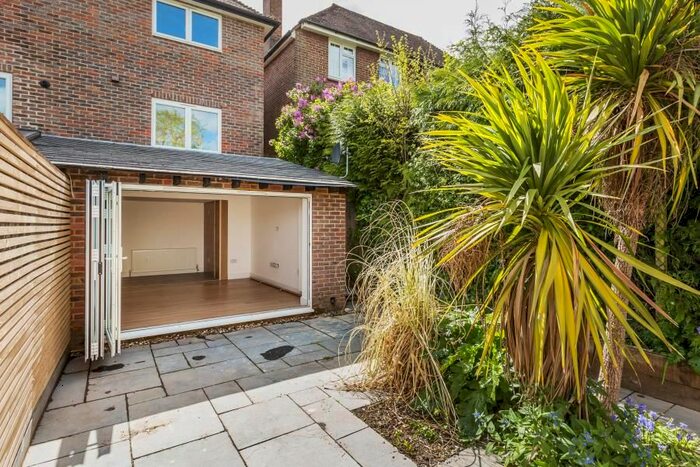 2 Bedroom Property To Rent In Pewley Way, Guildford, GU1