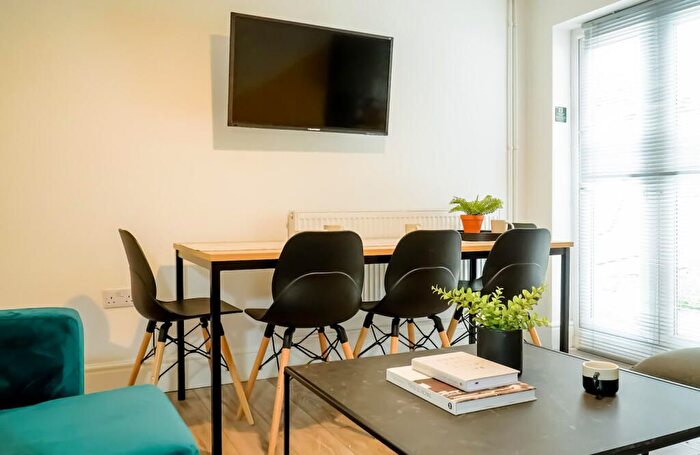 6 Bedroom Flat To Rent In Ruskin Avenue, Manchester, M14