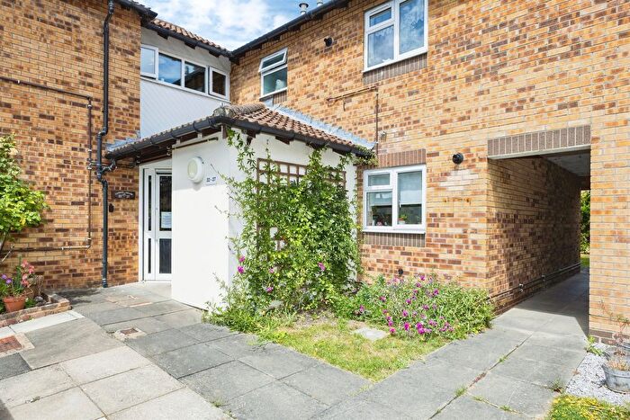2 Bedroom Flat For Sale In Larks Meade, Earley, Reading, RG6