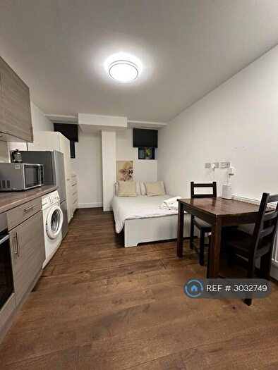 Studio To Rent In Edgware Road, London, NW2