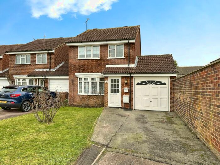 3 Bedroom Detached House To Rent In Paddock Drive, CM1