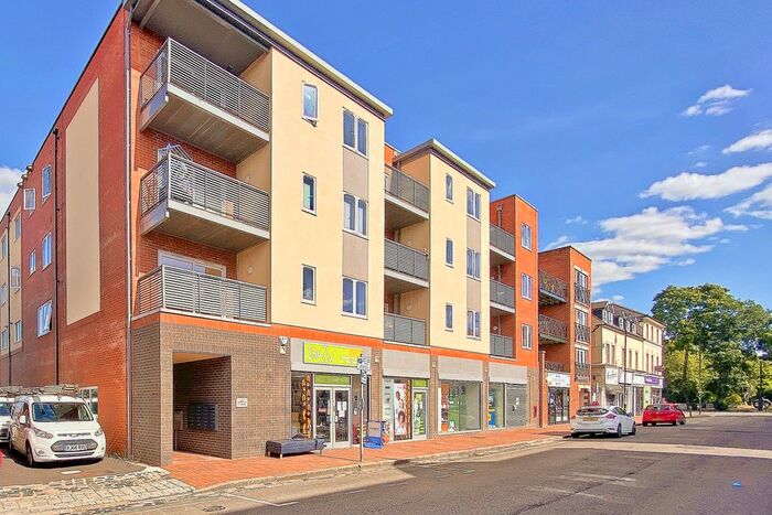 1 Bedroom Flat To Rent In Camp Road, Farnborough, Hampshire, GU14