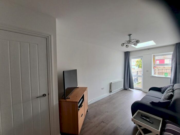 Studio To Rent In Second Avenue, Queenborough, ME11