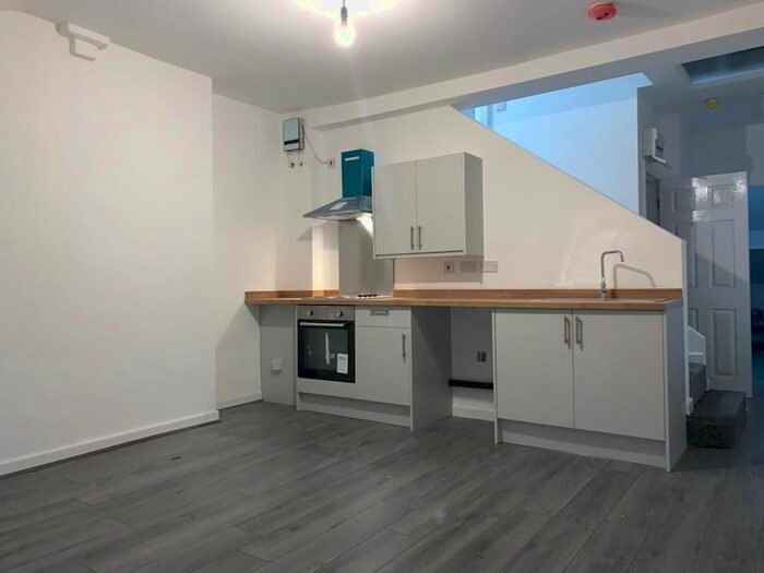 2 Bedroom Flat To Rent In Queen Street, Leeds, LS27