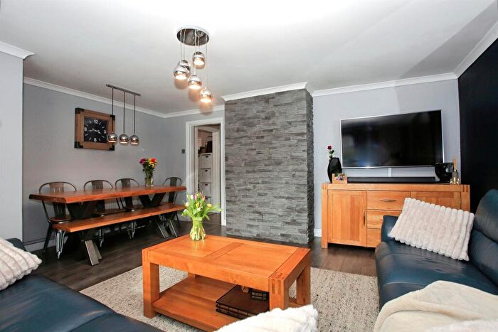 3 Bedroom Semi Detached House For Sale In Heather Avenue, Peterborough, PE1