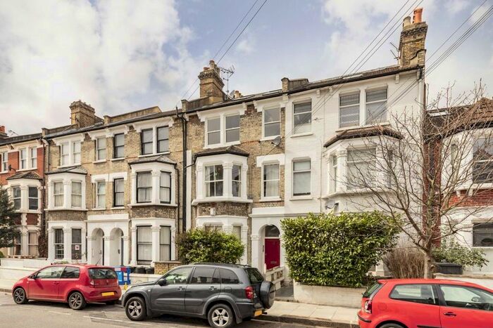 3 Bedroom Flat To Rent In Davisville Road, London, W12