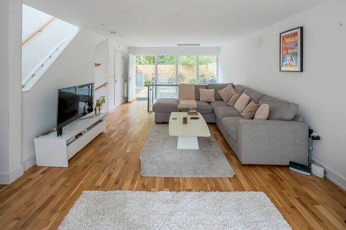 3 Bedroom Property To Rent In Clapham Court Terrace, Kings Avenue, London, SW4