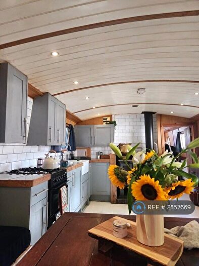 2 Bedroom House Boat To Rent In Houseboat, London, N1