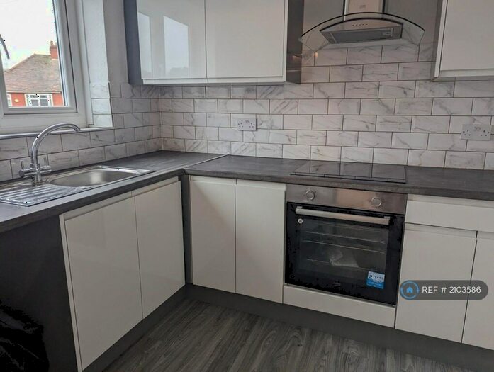 2 Bedroom Flat To Rent In Brooklands Parade, Saddleworth, OL4