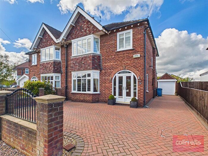 3 Bedroom Semi-Detached House For Sale In The Close, Scarborough, YO12