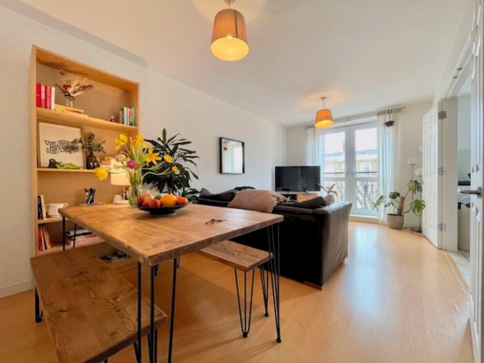 2 Bedroom Flat To Rent In Queensbridge Road, London, E8
