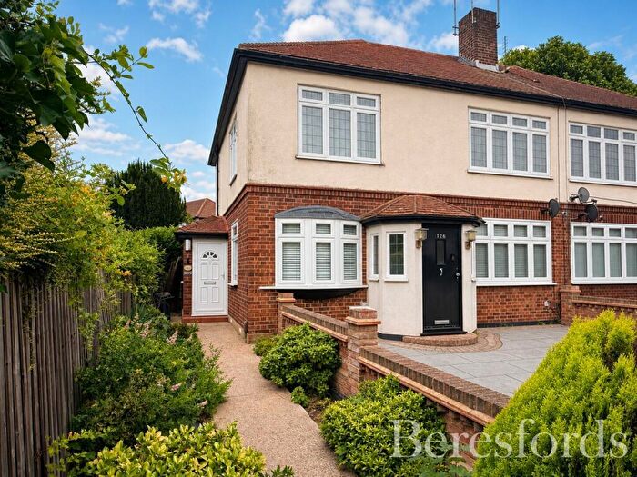 2 Bedroom Maisonette For Sale In Hornchurch Road, Hornchurch, RM11