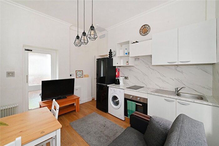1 Bedroom Flat To Rent In Castletown Road, West Kensington, London, W14