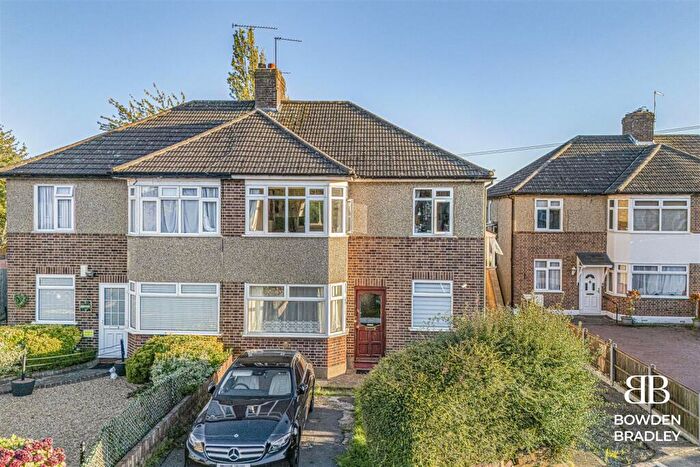 2 Bedroom Maisonette For Sale In Walden Way, Hainault, IG6