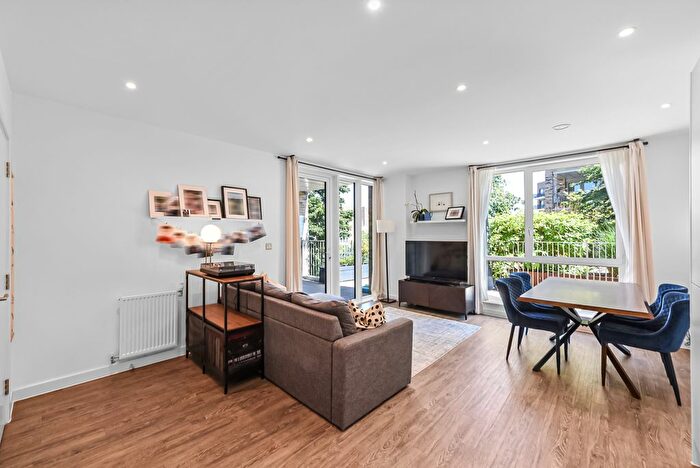 3 Bedroom Flat To Rent In Medawar Drive, London, NW7