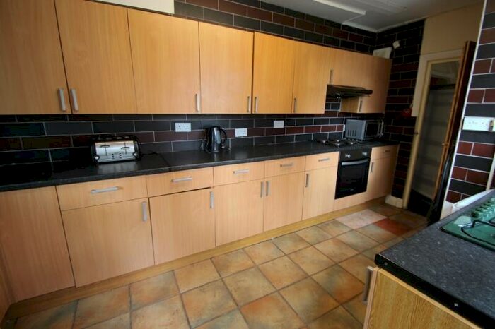 6 Bedroom Terraced House To Rent In Estcourt Avenue, Headingley, Leeds, LS6