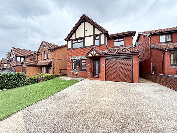 4 Bedroom Detached House For Sale In Simkin Way, Oldham, OL8