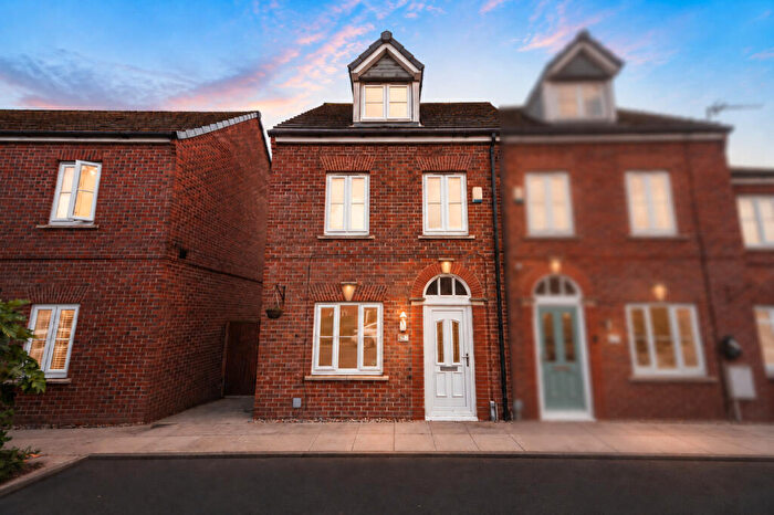3 Bedroom Town House For Sale In Windmill Close, Oldham, OL2