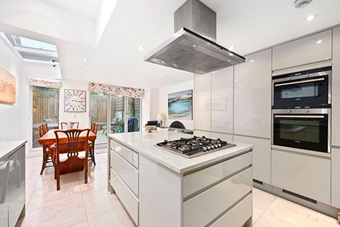 3 Bedroom Flat To Rent In Dymock Street, London, SW6