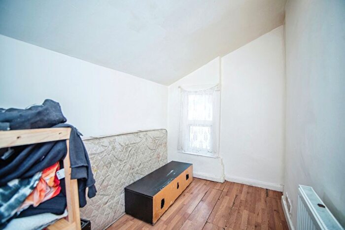 3 Bedroom Terraced House For Sale In Luton Road, Chatham, ME4
