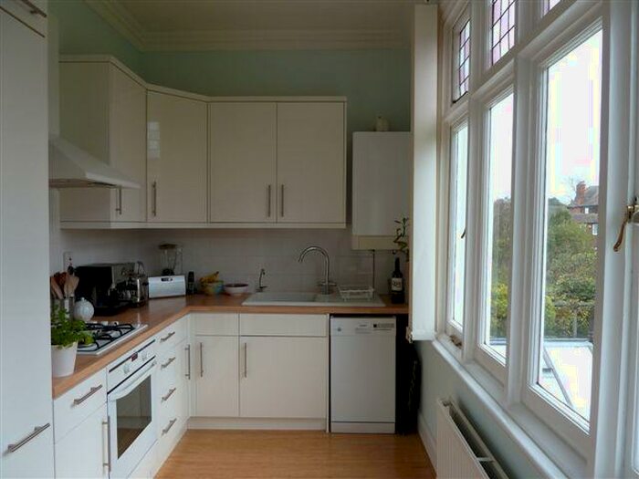 2 Bedroom Flat To Rent In Beauchamp Road, East Molesey, Surrey, KT8