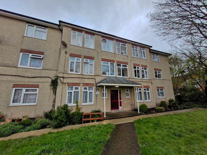 2 Bedroom Flat To Rent In Eyres Way, Salisbury, SP1
