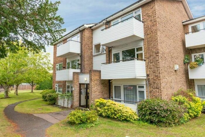 2 Bedroom Flat To Rent In Queens Road, Hersham, KT12