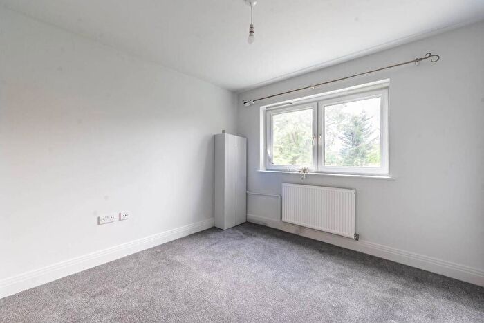 2 Bedroom Flat To Rent In Meridian Close, Mill Hill, London, NW7
