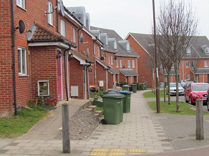 4 Bedroom End Terrace House To Rent In Hill View Drive, Thamesmead, SE28
