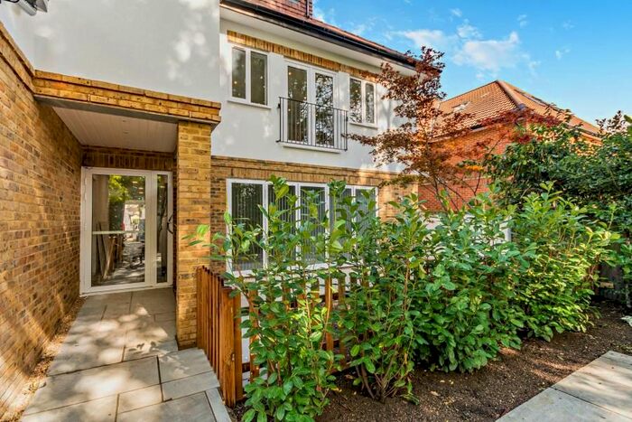 2 Bedroom Flat To Rent In Ickenham, Uxbridge, UB10