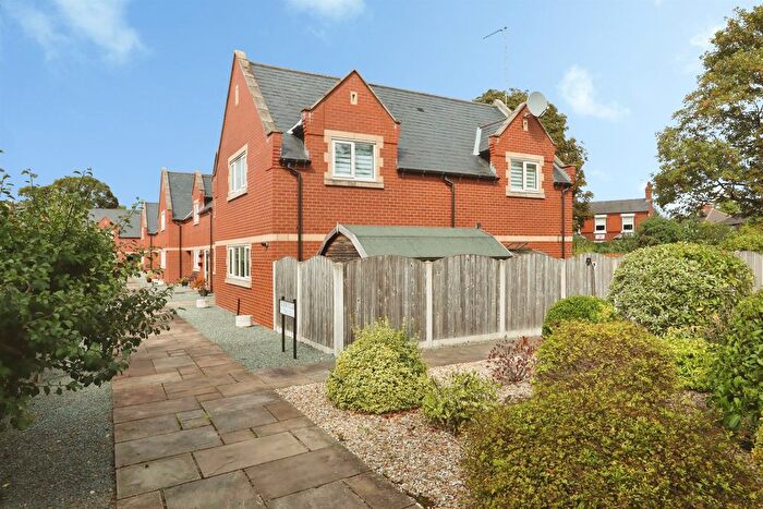 2 Bedroom Link Detached House For Sale In Tudor Villas, Retford, DN22