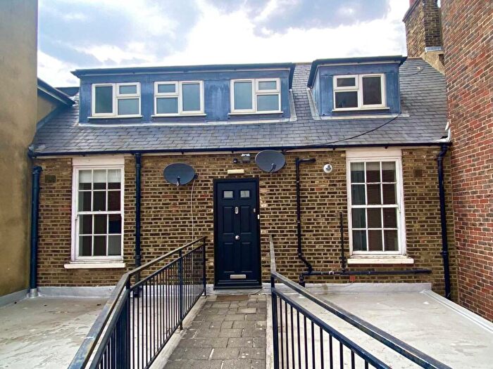 2 Bedroom Flat To Rent In High Street, Brentwood, CM14