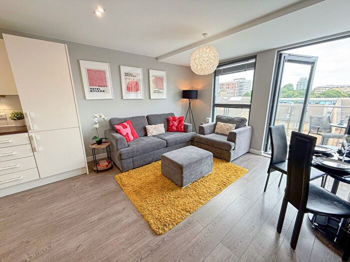 3 Bedroom Flat To Rent In London Borough Of Hackney, N1