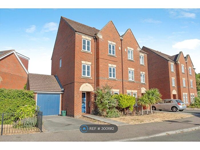 4 Bedroom Semi Detached House To Rent In Kenny Drive, Carshalton, SM5