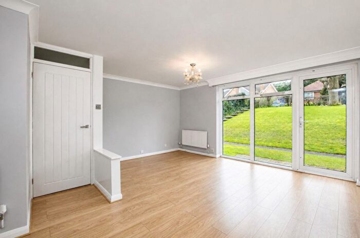 2 Bedroom Maisonette For Sale In Levylsdene, Merrow, Guildford, GU1
