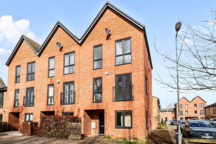 3 Bedroom Town House For Sale In Brooks Mews, Aylesbury, HP19