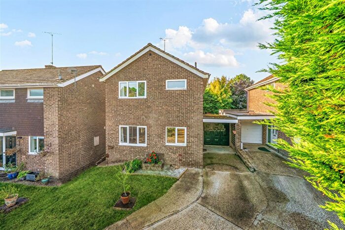 3 Bedroom Link Detached House For Sale In Heath Close, Wokingham, Berkshire, RG41