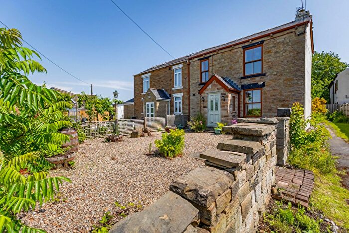 2 Bedroom Cottage For Sale In Lawns Lane, Wakefield, WF2