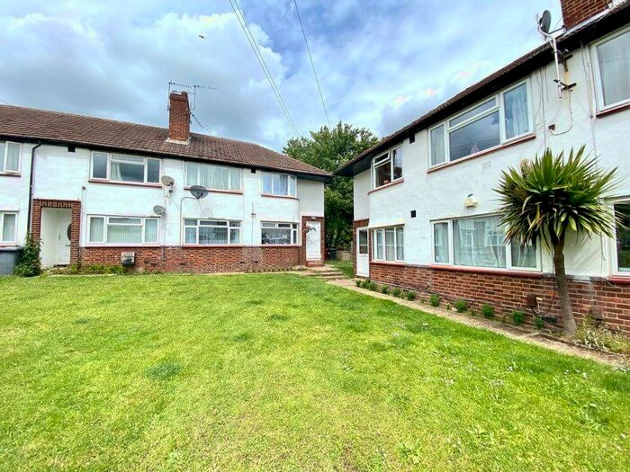 2 Bedroom Maisonette To Rent In Broadoak Court **Large Private Garden**, SL2