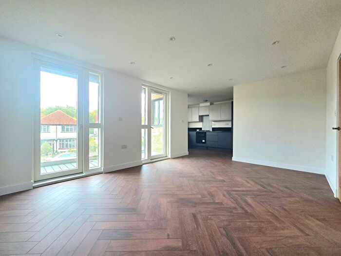 3 Bedroom Flat To Rent In Norbury Avenue, London, SW16