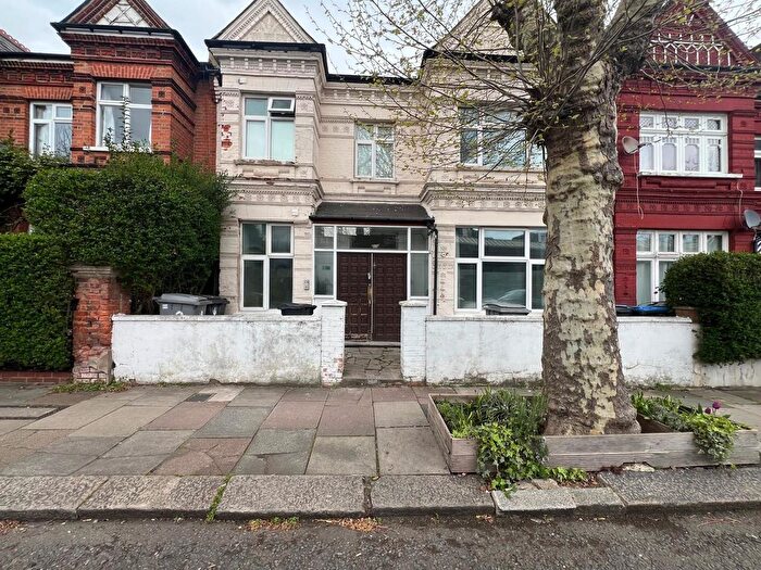 11 Bedroom Flat To Rent In Brondesbury Villas, London, NW6