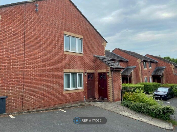 2 Bedroom Flat To Rent In Berkeley Crescent, Hyde, SK14