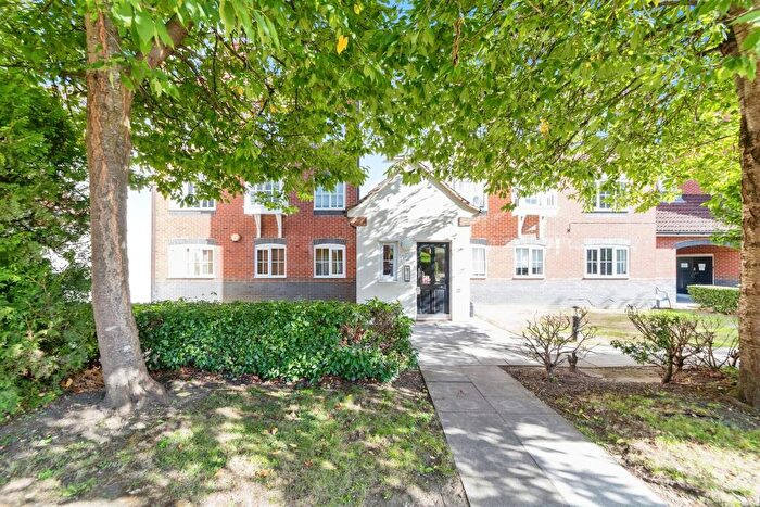 2 Bedroom Flat For Sale In Node Way Gardens, Welwyn, AL6