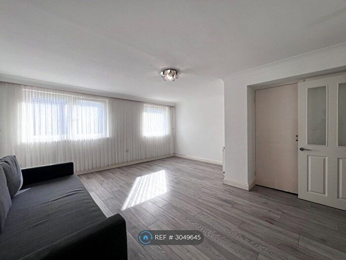 3 Bedroom Flat To Rent In Yeomans Way, Enfield, EN3