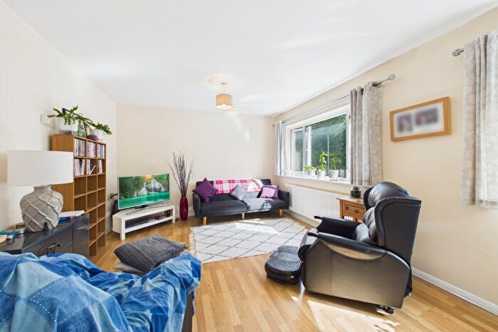 3 Bedroom Flat To Rent In Yorktown Road, Sandhurst, Berkshire, GU47
