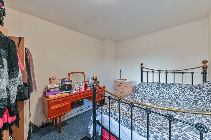 2 Bedroom Flat For Sale In Nunhead Lane, Nunhead, London, SE15