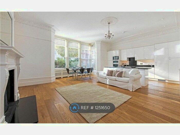 3 Bedroom Flat To Rent In Richmond Hill, Richmond, TW10